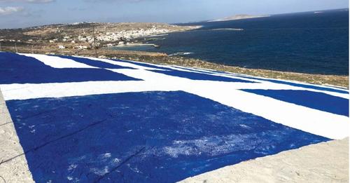 ΕΥΓΕ !!! Τεράστια ελληνική σημαία στην ακριτική Κάσο… Για να βλέπουν οι απέναντι.