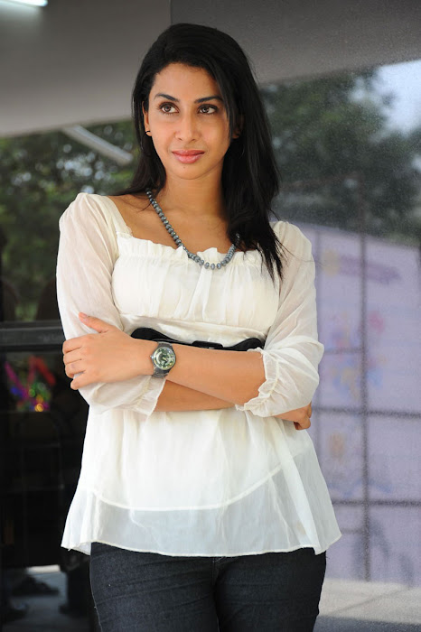 gayatri iyer hot photoshoot