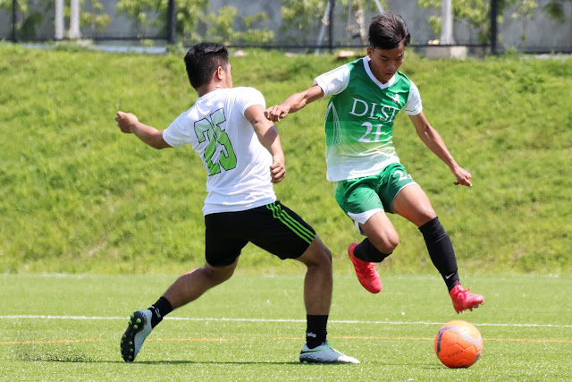 La Salle FC (green) shocked the defending champions FC Reigning Kickers.  Image courtesy of Karlyn Vivas.