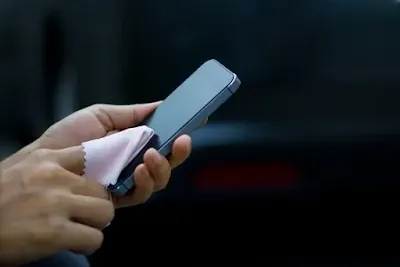إليك الطرق الصحيحة لتنظيف شاشة هاتفك بشكل محترف