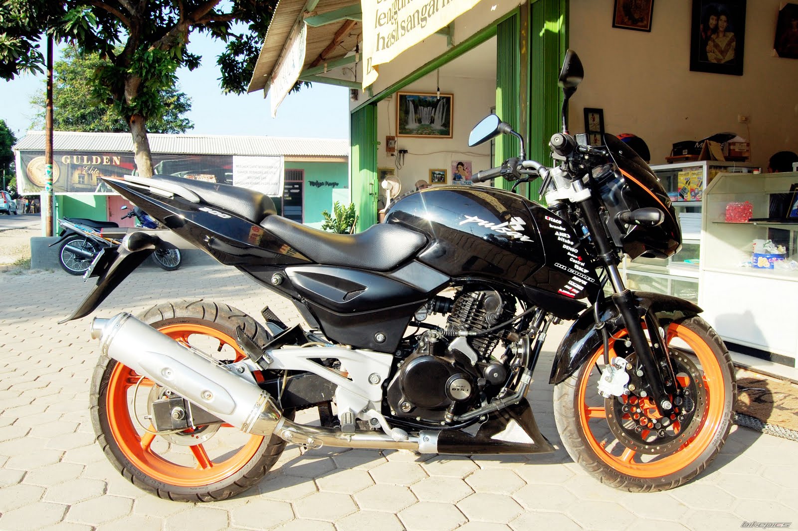 Profile Of A Motorcycle Bajaj Pulsar 180 UG4 DTSi