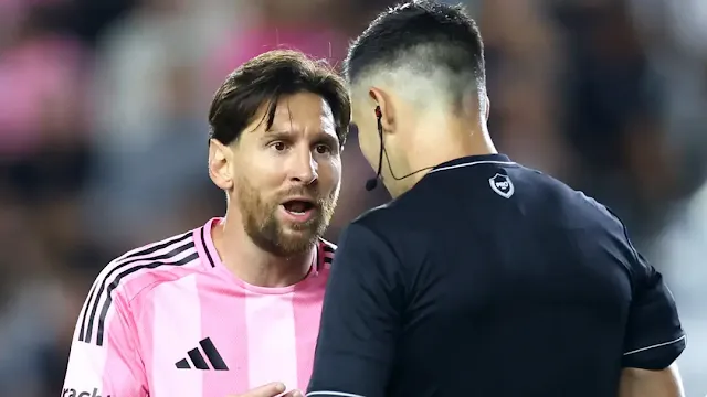 Les espoirs d'un retour de Lionel Messi au FC Barcelone semblent s'éloigner. Selon CBS Sport, l'Argentin n'envisagerait pas de revenir tant que Joan Laporta sera président, en raison de tensions persistantes depuis son départ en 2021. La relation entre Messi et Laporta serait toujours froide, ce qui bloque toute possibilité de retour pour le moment. Prolongation à l'Inter Miami probable  Messi devrait donc prolonger son contrat avec l'Inter Miami, où sa famille se sent bien et où il apprécie la MLS. L'objectif principal de Messi est de disputer la Coupe du Monde 2026 avec l'Argentine, afin de défendre le titre acquis en 2022. La Coupe du Monde 2026 pourrait marquer la fin de la carrière de Messi, mais rien n'est encore confirmé. Lionel Messi n'envisage pas de retour au Barça tant que Joan Laporta sera président. Il devrait prolonger à l'Inter Miami et se concentrer sur la Coupe du Monde 2026.