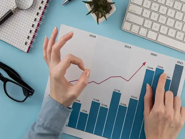 mão humana com gráficos Sobre Investimentos