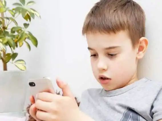 Smartphone Side Effect आप अपने बच्चों को मोबाईल का आदी बनाकर उन्हें रोगी बना रहे हैं, पढ़िए रिपोर्ट 