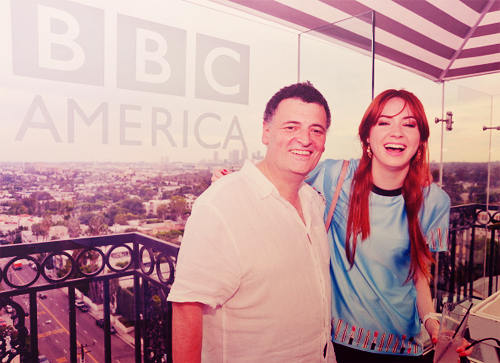 Steven Moffat y Karen Gillan de 'Doctor Who'