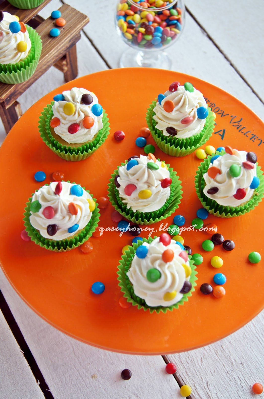 VANILLA CUPCAKE  QASEY HONEY