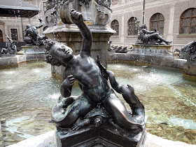 Brunnenhof Munchen Fountain