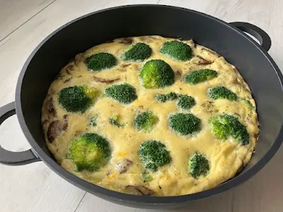 Frittata, omlet z brokułami i pieczarkami