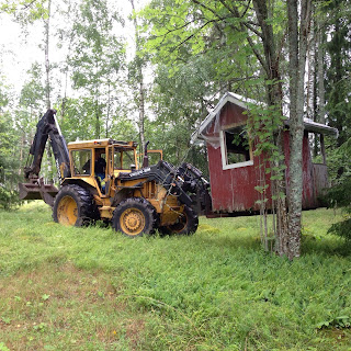 Det är trångt mellan träden att komma runt med traktorngaffeln 