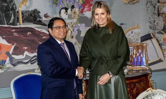 Queen Maxima wore a dark green wool cahmere belted jacket by Natan, and a dark green leather skirt by Natan. Green suade boots