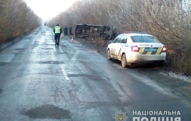 На Житомирщині автобус з пасажирами злетів у кювет