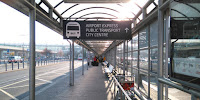 Ponto do ônibus no aeroporto de Praga para o centro da cidade