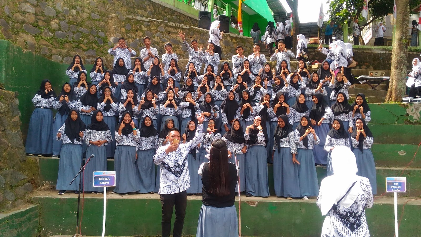 SMK Plus PGRI 1 Cibinong Gelar Upacara Hari Guru dan HUT 