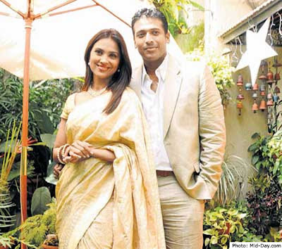 photograph of lara dutta wearing an off white sari at her registered marriage with mahesh bhupathi