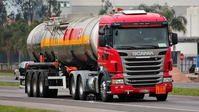 Scania R 440 6x2 puxando carreta tanque de combustível
