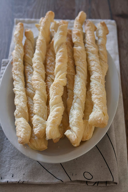 Grissini di pasta sfoglia ai semi di sesamo