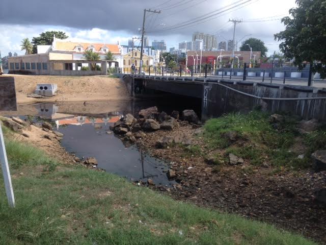 Até quando esse esgoto vai continuar poluindo o mar?