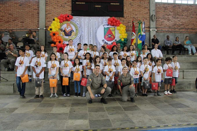 840 alunos de Cachoeirinha se formam no PROERD da Brigada Militar