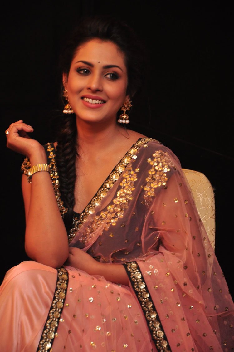 Actress MadhuShalini Latest HD Images In Saree