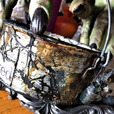 Sara Emily Barker sarascloset https://sarascloset1.blogspot.com/2018/10/a-tiny-witching-cauldron.html Altered Cauldron with Tim Holtz Sizzix Alterations, Distress and Ideaology 18