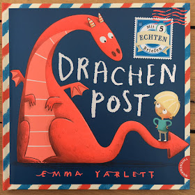 "Drachenpost" von Emma Yarlett, erschienen im Thienemann Verlag, ist ein 32-seitiges Bilderbuch für Kinder ab 4 Jahren mit 5 echten Briefen zum Herausnehmen. Rezension auf Kinderbuchblog Familienbücherei