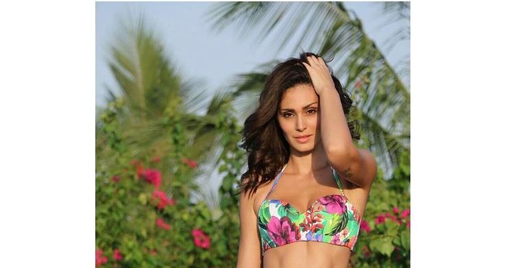 Actress Bruna Abdullah posts STUNNING pic in BIKINI; soars the temperature high in Brazil