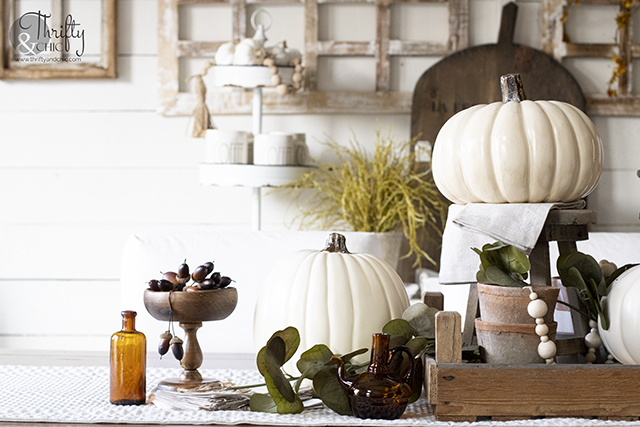 neutral fall tablescape decor, Fall dining room decor, fall table setting. Neutral fall centerpiece. Farmhouse fall dining room.