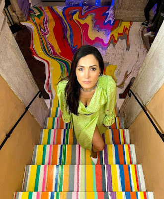 Caterina Balivo foto scale colorate mostra Crazy