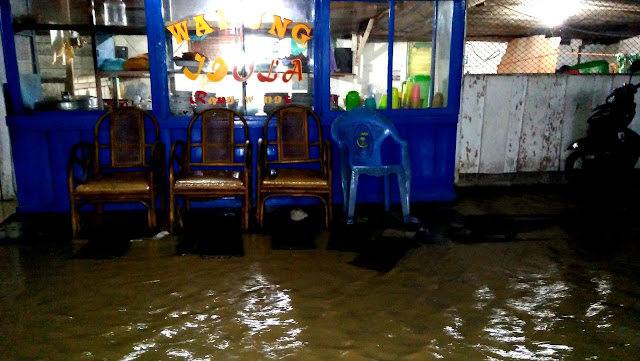 Salah satu warung makan tergenang air (foto: Tomi)