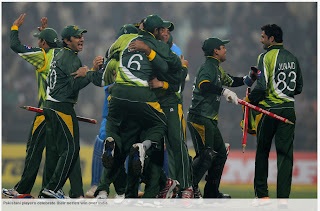 Pakistani-players-celebrate-INDIA-v-PAKISTAN-2nd-ODI-2012