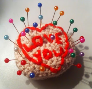 http://translate.googleusercontent.com/translate_c?depth=1&hl=es&rurl=translate.google.es&sl=no&tl=es&u=http://amigurumi.blogg.no/1330884132_loveheart__middels.html&usg=ALkJrhieW_0OP5nKUfxgPub0oP8qes3xZQ