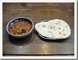 チキンとトマトのカレーとナン