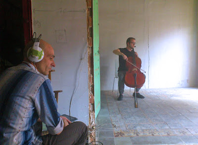 Rai Anciola al sonido junto con Óscar Martín tocando