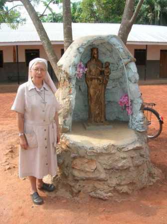 La statuetta della Madonna inviata a Nzara e installata nel cortile del centro femminile. Nella fotografia c’è Suor Giovanna, la Madre Superiora del convento di Nzara. 2009.