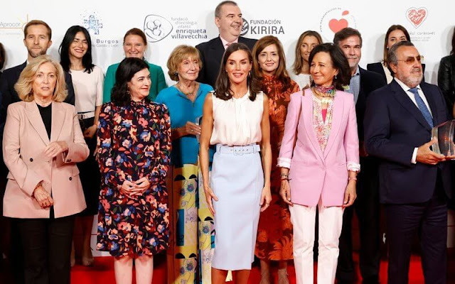 Queen Letizia wore a light blue high waisted pencil skirt by Hugo Boss, and an Iyabo ivory silk top blouse by Hugo Boss