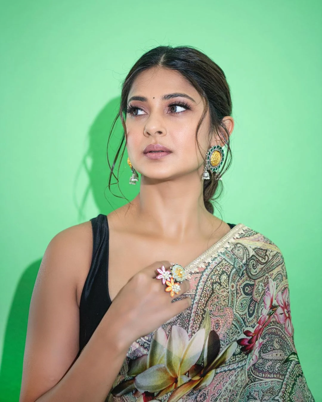 Jennifer Winget saree sleeveless blouse