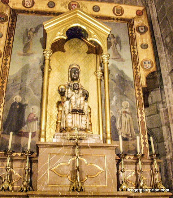 Imagem da Virgem de Montserrat na Catedral de Barcelona