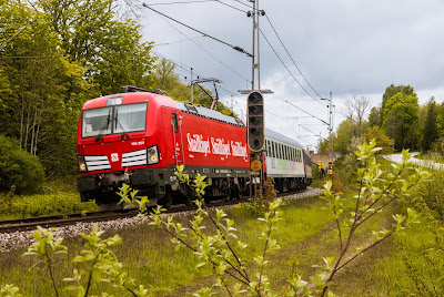 Snälltåg draget av Vectron/Siemens 193/243