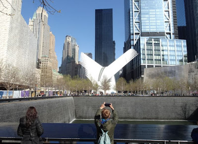 El Oculus tras una de las fuentes del Memorial 9/11.