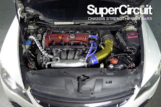Honda Civic FD2R K20 engine bay with SUPERCIRCUIT Front Strut Bar installed.