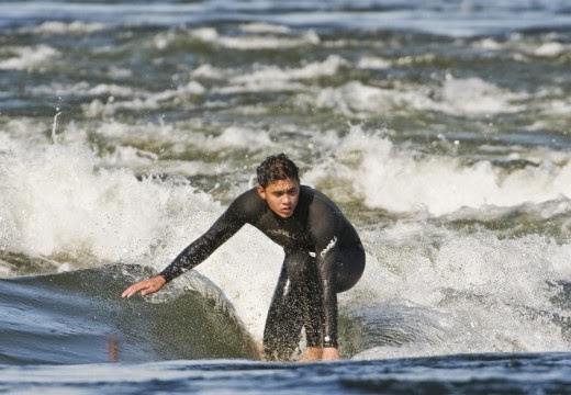 Tempat Surfing Paling Menantang