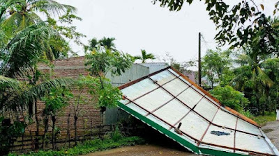 Rumah M.Rusli diterjang Angin puting beliung  serta hujan deras di Aceh Utara