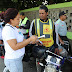 Motociclistas y repartidores a domicilio reciben orientaciones del INTRANT durante la Semana Seguridad Vial