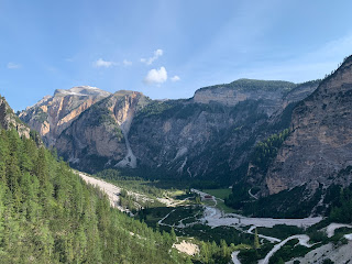 Rückblick zur Pederü-Hütte nach ungefähr 20 Minuten Aufstieg