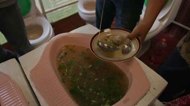 Makan Dari Kloset Sensasi Baru