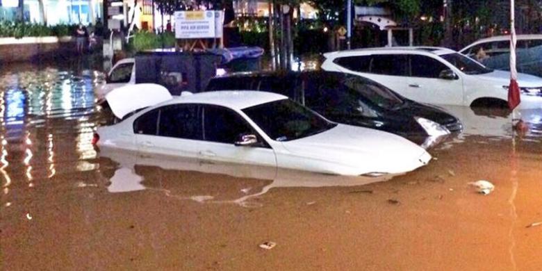 Hal-hal yang Perlu Diperhatikan Jika Mobil Terjebak Banjir
