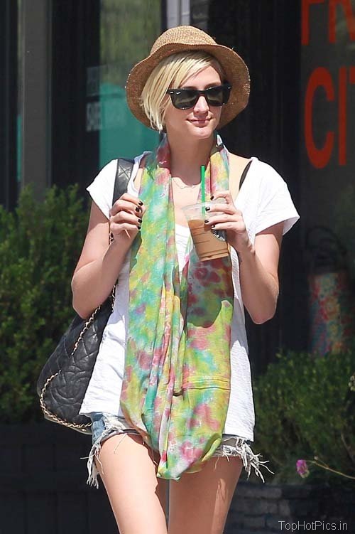 Ashlee Simpson Hottest Pics in Short Jeans 8
