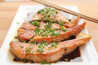 <img src="salmón-con-salsa-de-soja.jpg" alt="el salmón ayuda a disminuir el colesterol malo en un 5%"/>