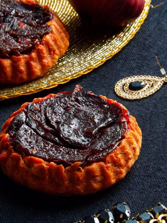 http://sweetnessandmore.wordpress.com/2013/12/02/tartes-tatins-a-la-betteraves-et-oignons-rouges/