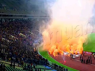 Penonton Bakar Suar Di Stadium Shah Alam